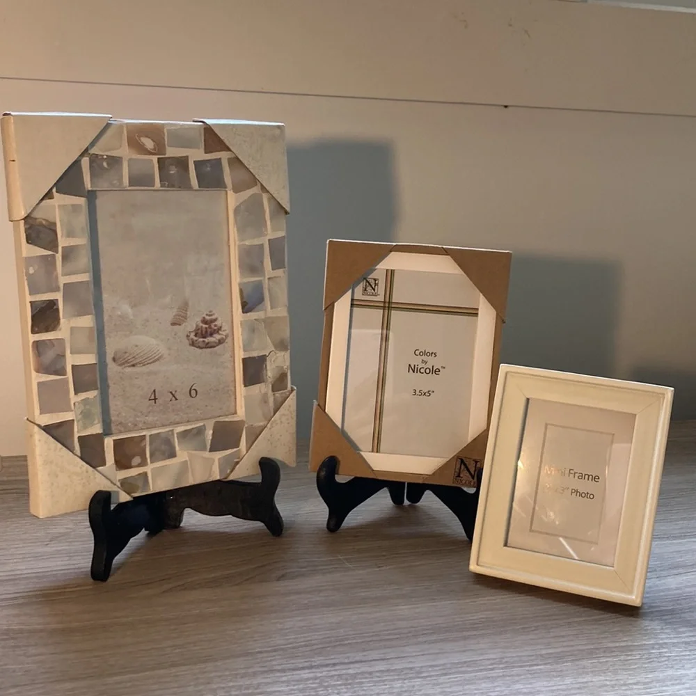 Three white frames one with shells bundle - Picture 2 of 13